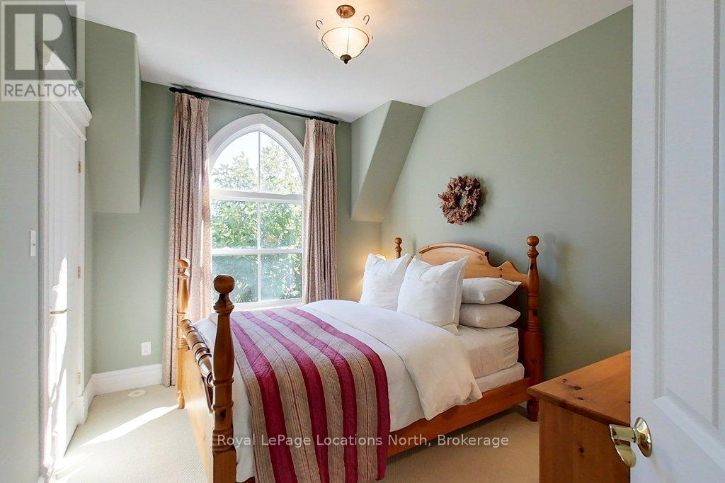 202 Snowbridge Way, Blue Mountains, ON - Indoor Photo Showing Bedroom
