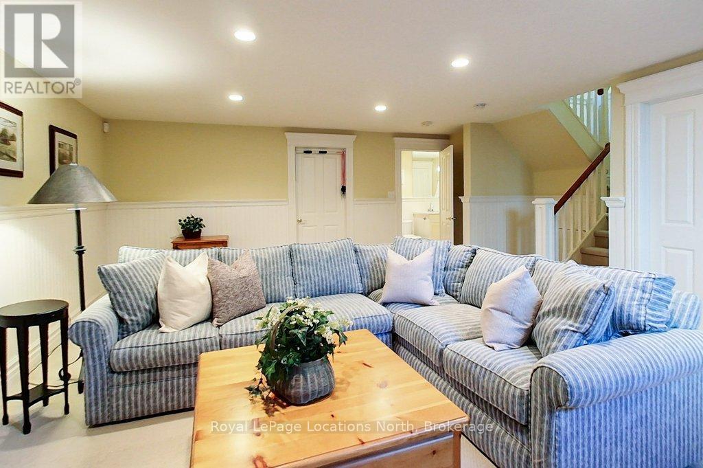 202 Snowbridge Way, Blue Mountains, ON - Indoor Photo Showing Living Room