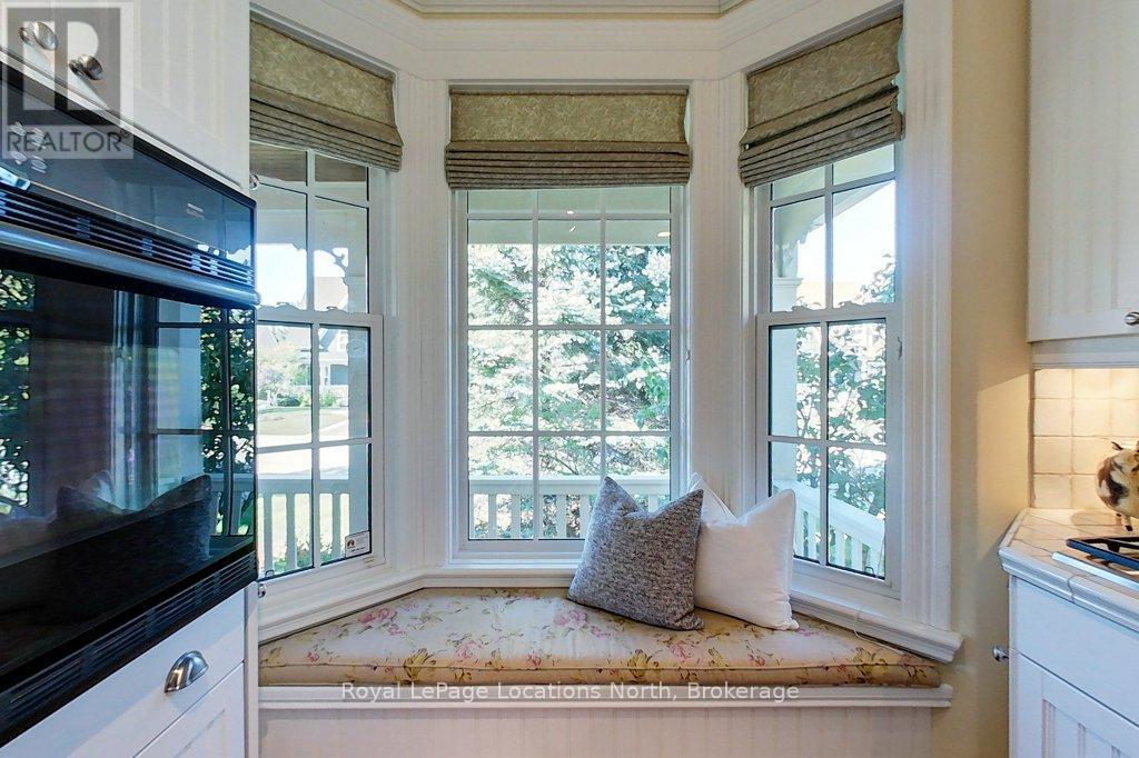 202 Snowbridge Way, Blue Mountains, ON - Indoor Photo Showing Kitchen