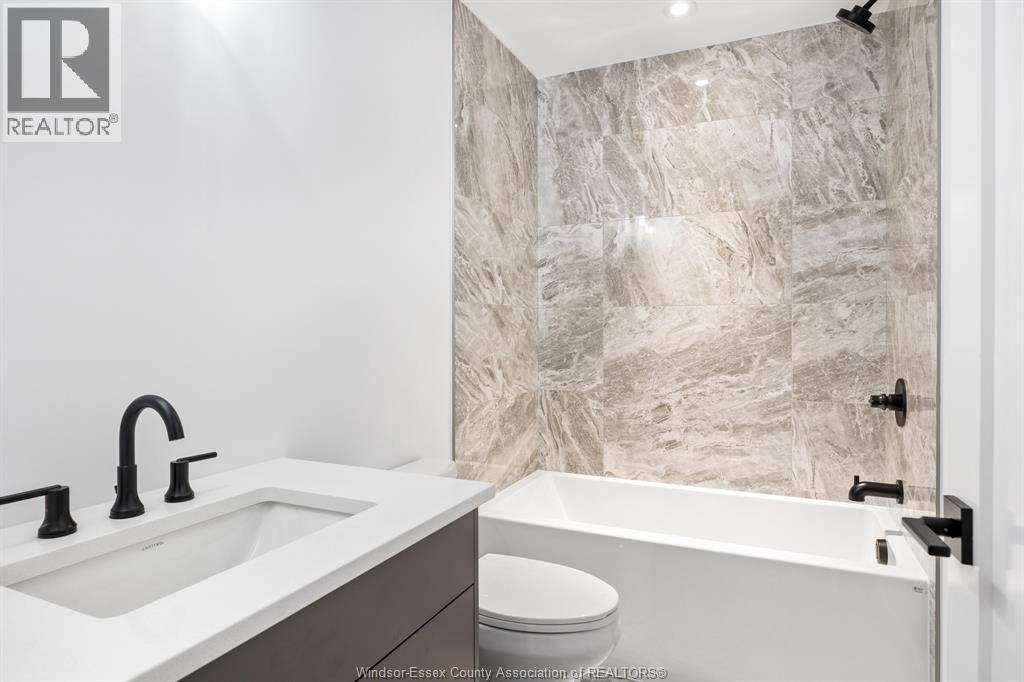 14400 Tecumseh Road Unit# 413, Tecumseh, ON - Indoor Photo Showing Bathroom