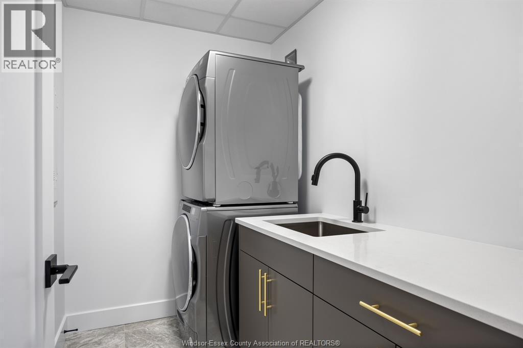 14400 Tecumseh Road Unit# 413, Tecumseh, ON - Indoor Photo Showing Laundry Room