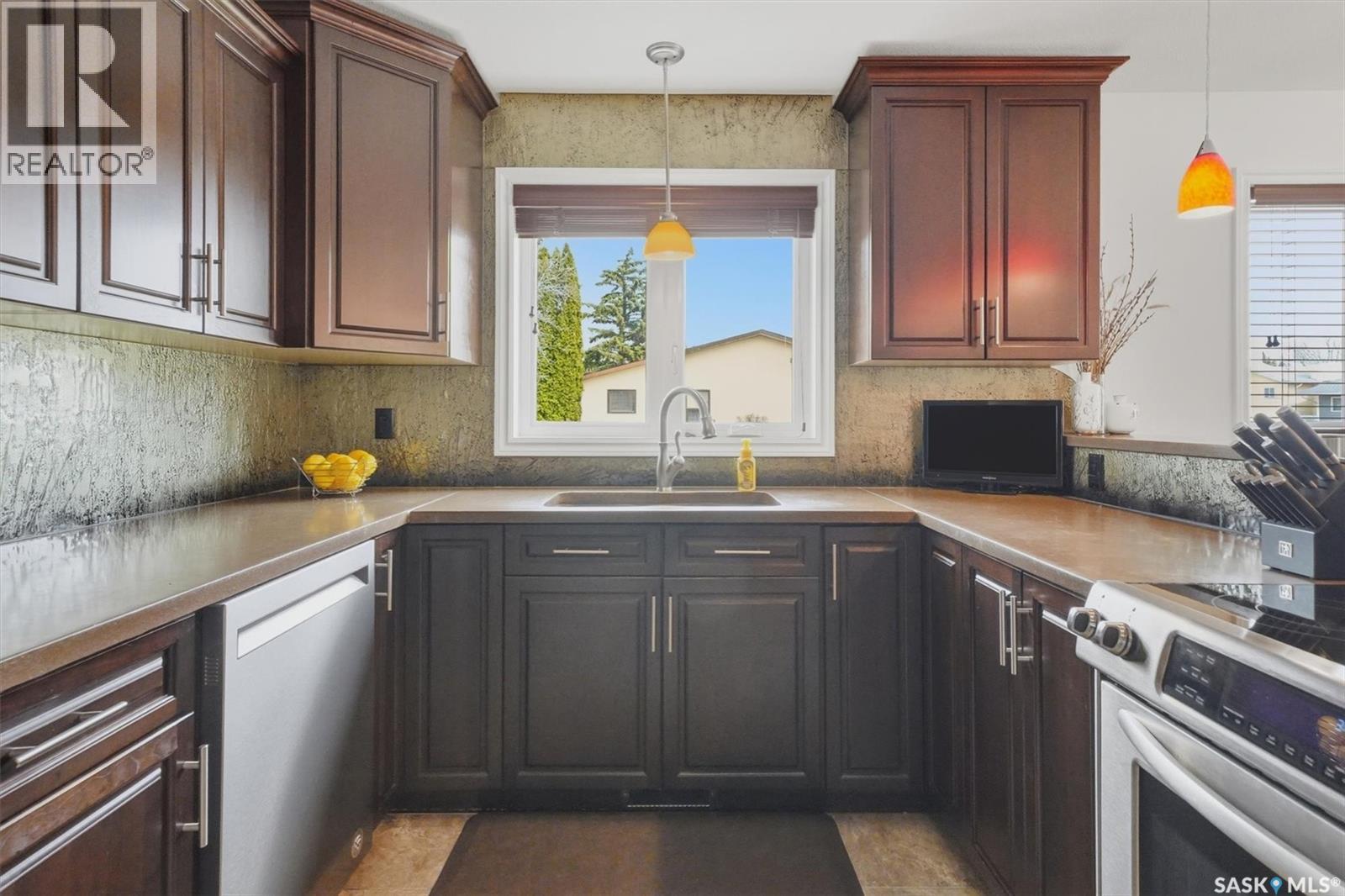 3402 Calder Crescent, Saskatoon, SK - Indoor Photo Showing Kitchen