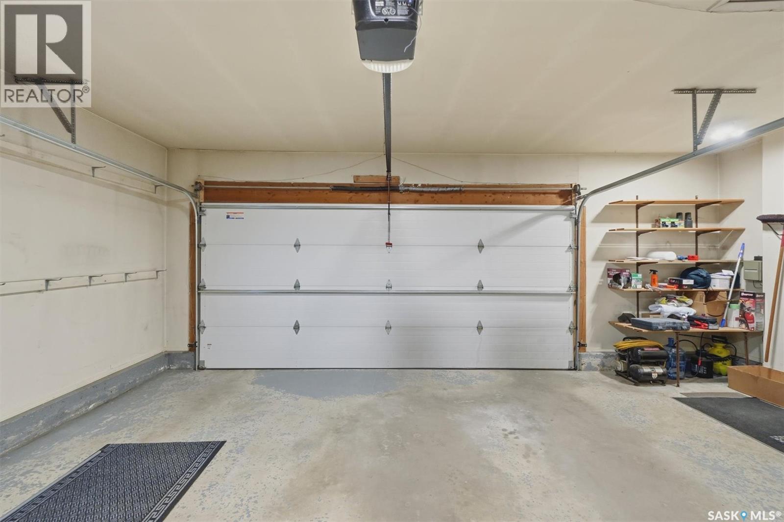 3402 Calder Crescent, Saskatoon, SK - Indoor Photo Showing Garage