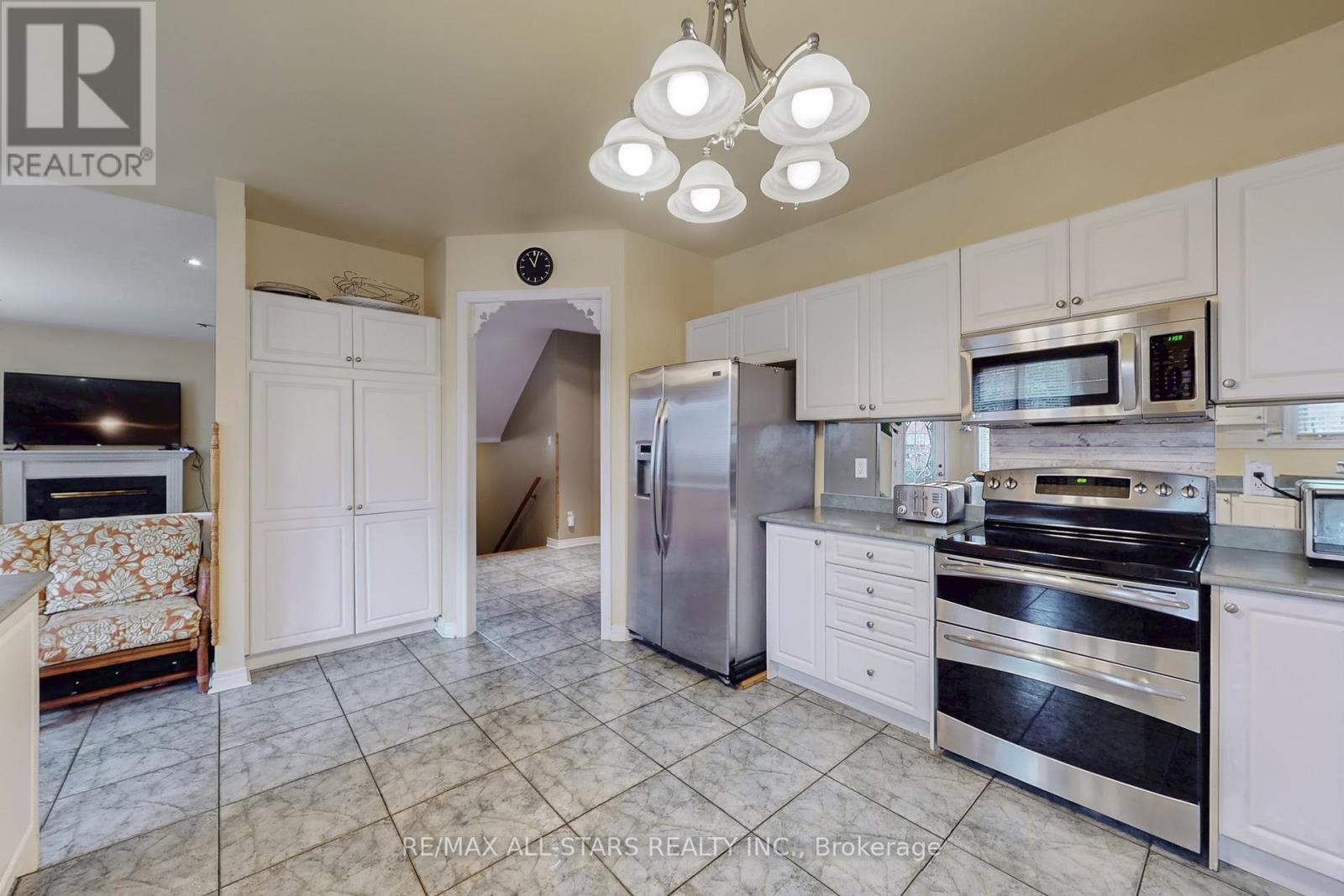 54 Bretton Circle, Markham, ON - Indoor Photo Showing Kitchen