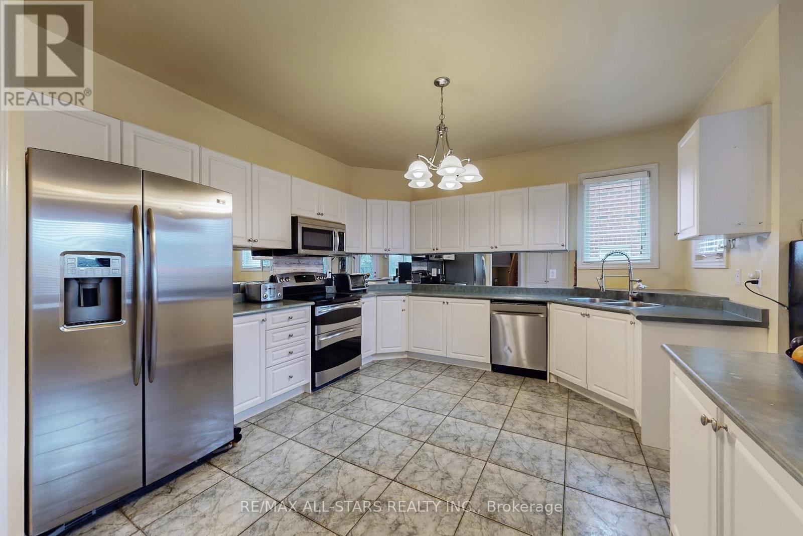 54 Bretton Circle, Markham, ON - Indoor Photo Showing Kitchen With Double Sink