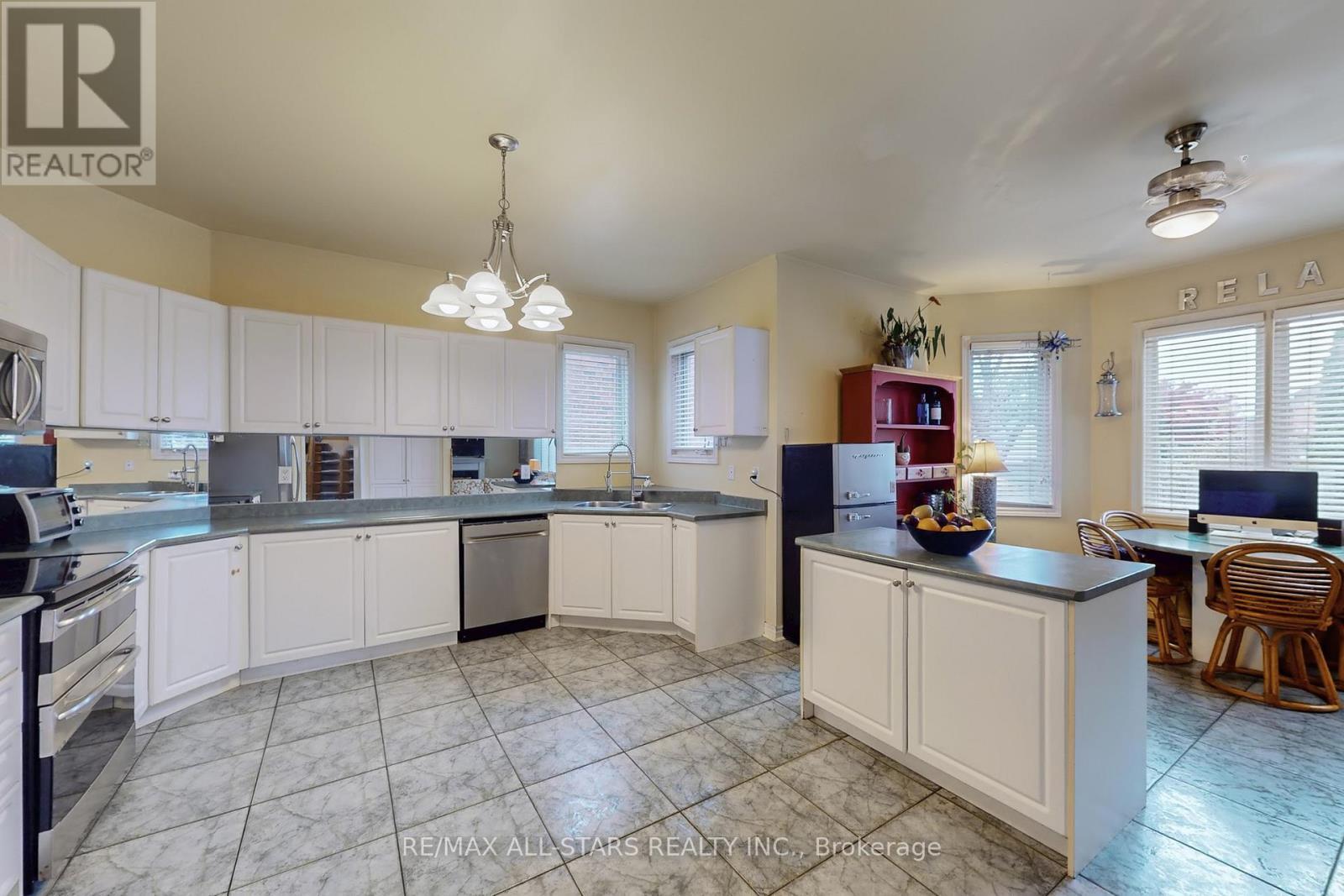 54 Bretton Circle, Markham, ON - Indoor Photo Showing Kitchen