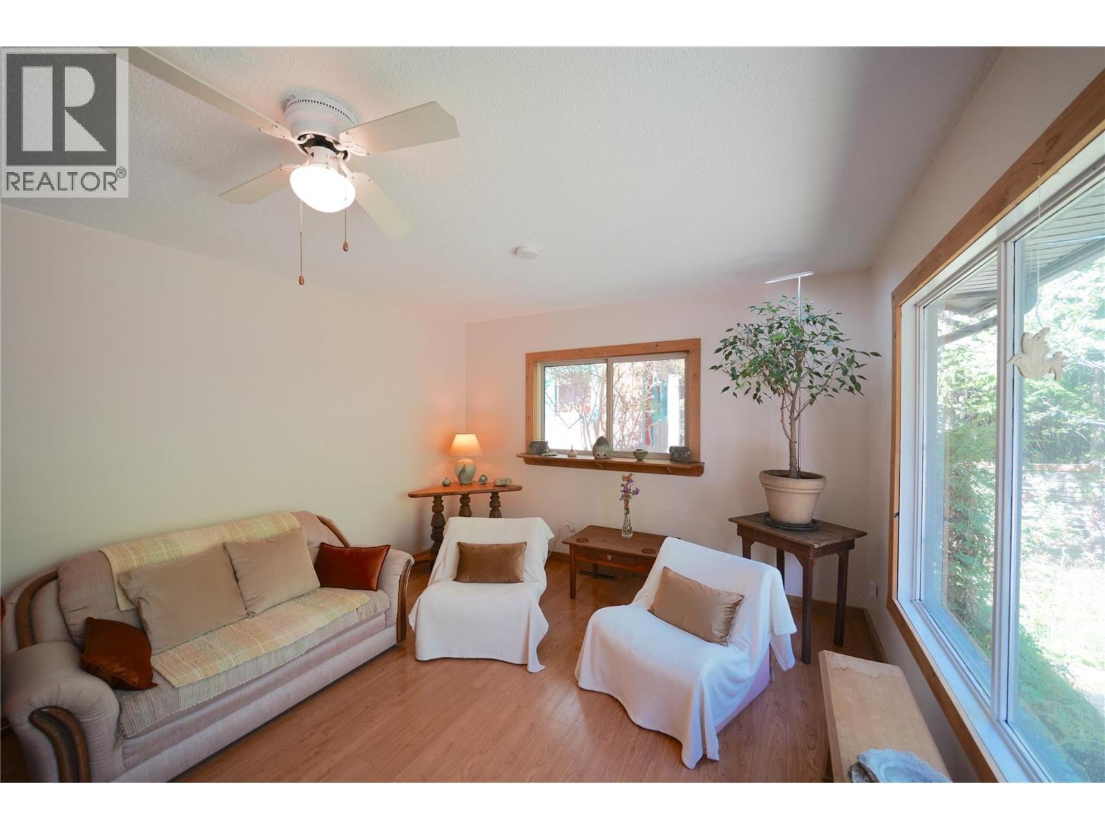 281 Iwanik Road, Procter, BC - Indoor Photo Showing Living Room