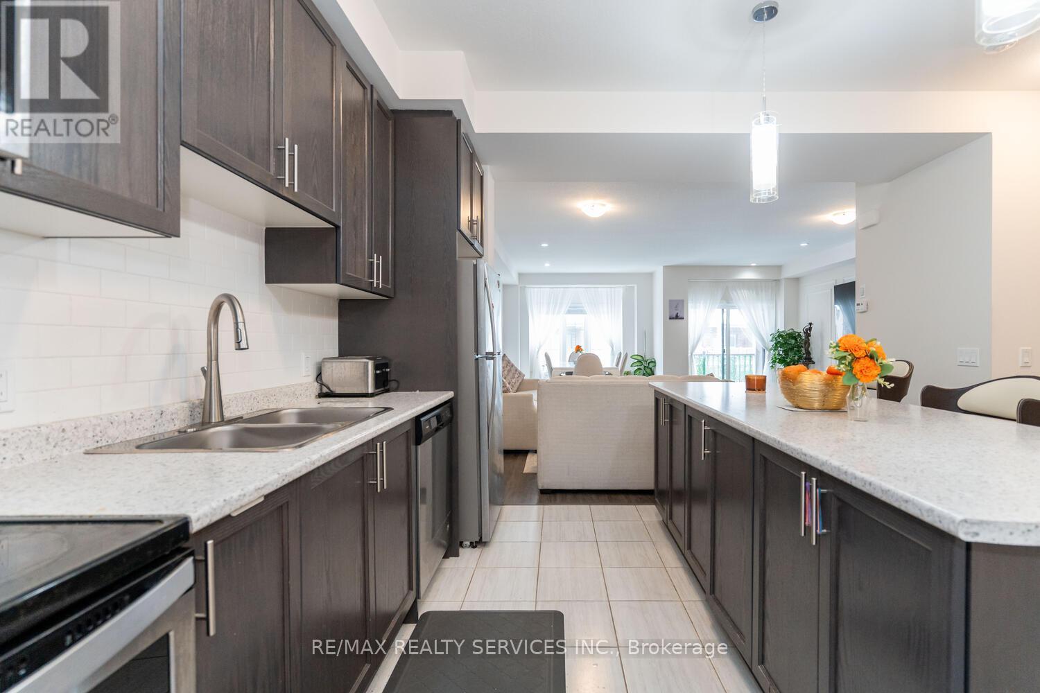 7 Ridgeside Lane, Hamilton, ON - Indoor Photo Showing Kitchen With Double Sink With Upgraded Kitchen