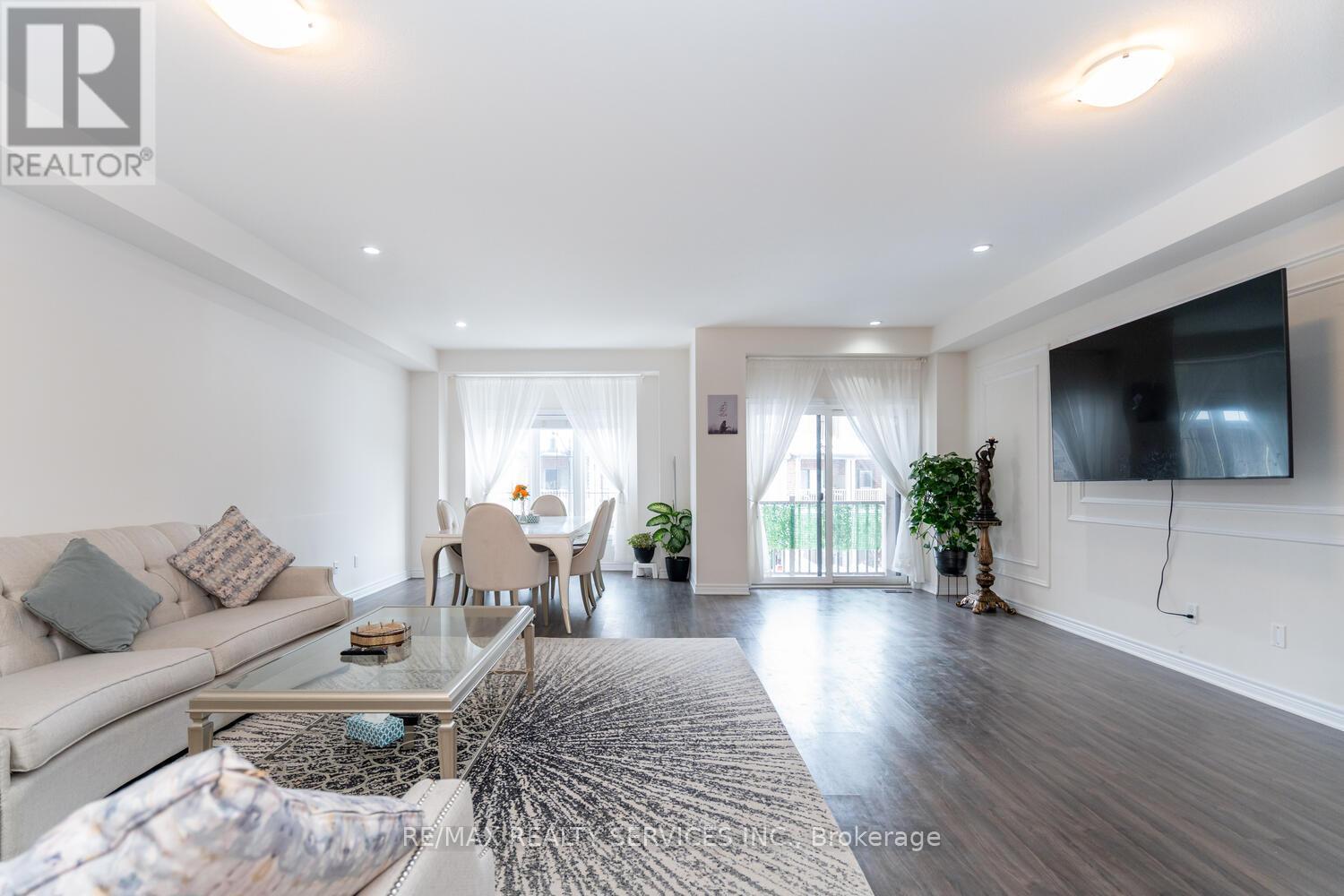 7 Ridgeside Lane, Hamilton, ON - Indoor Photo Showing Living Room