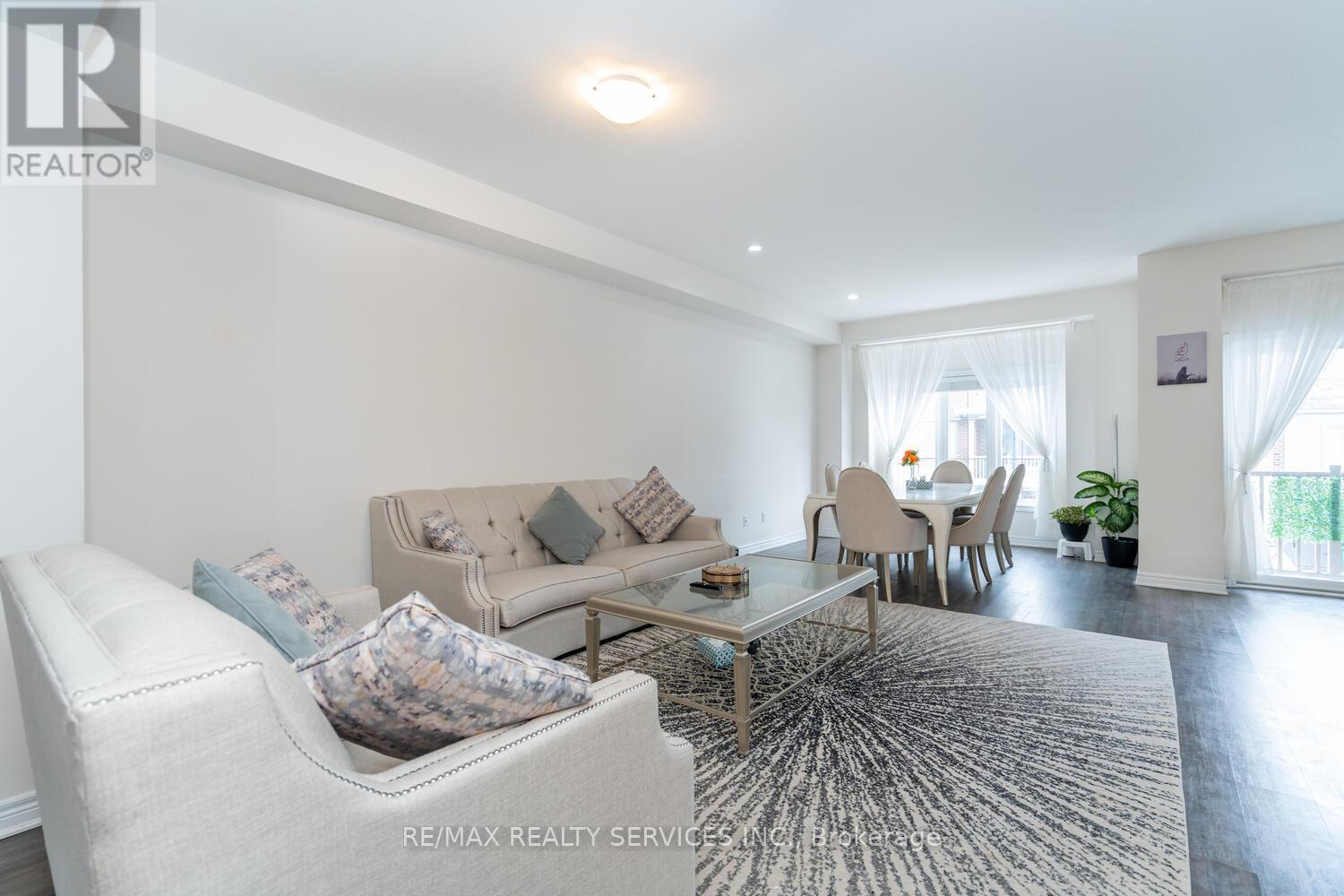 7 Ridgeside Lane, Hamilton, ON - Indoor Photo Showing Living Room
