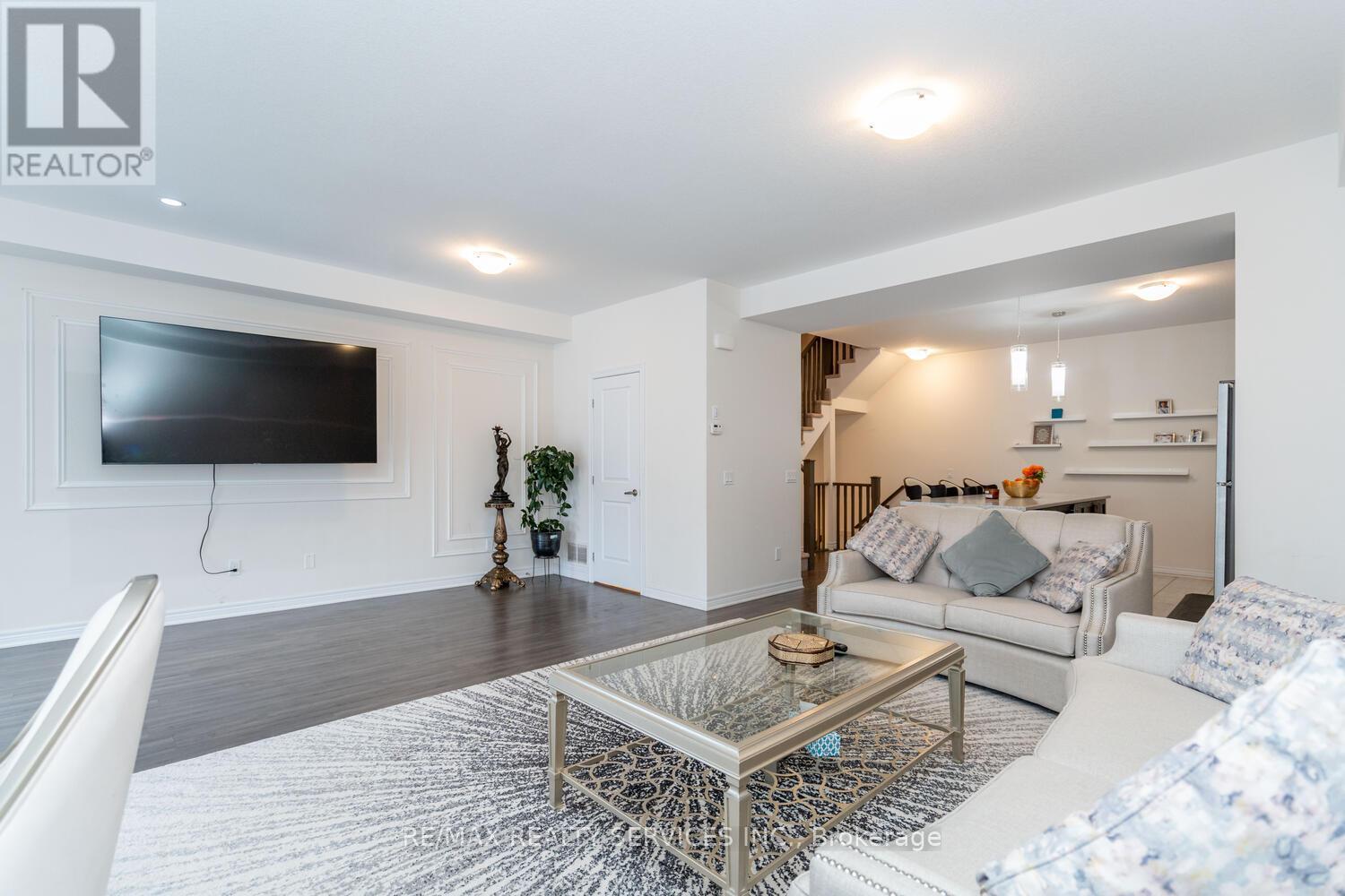 7 Ridgeside Lane, Hamilton, ON - Indoor Photo Showing Living Room