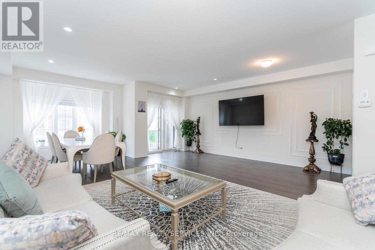 7 Ridgeside Lane, Hamilton, ON - Indoor Photo Showing Living Room