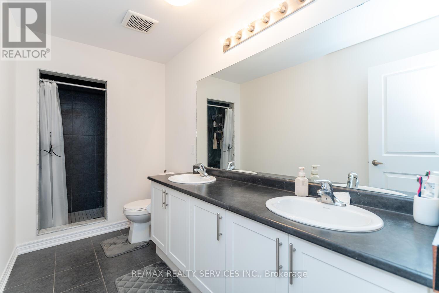 7 Ridgeside Lane, Hamilton, ON - Indoor Photo Showing Bathroom