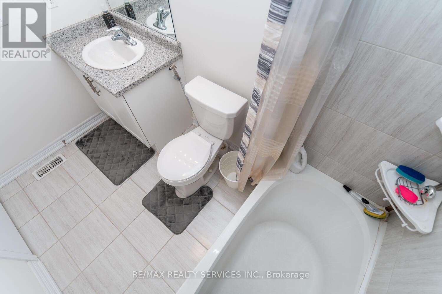 7 Ridgeside Lane, Hamilton, ON - Indoor Photo Showing Bathroom