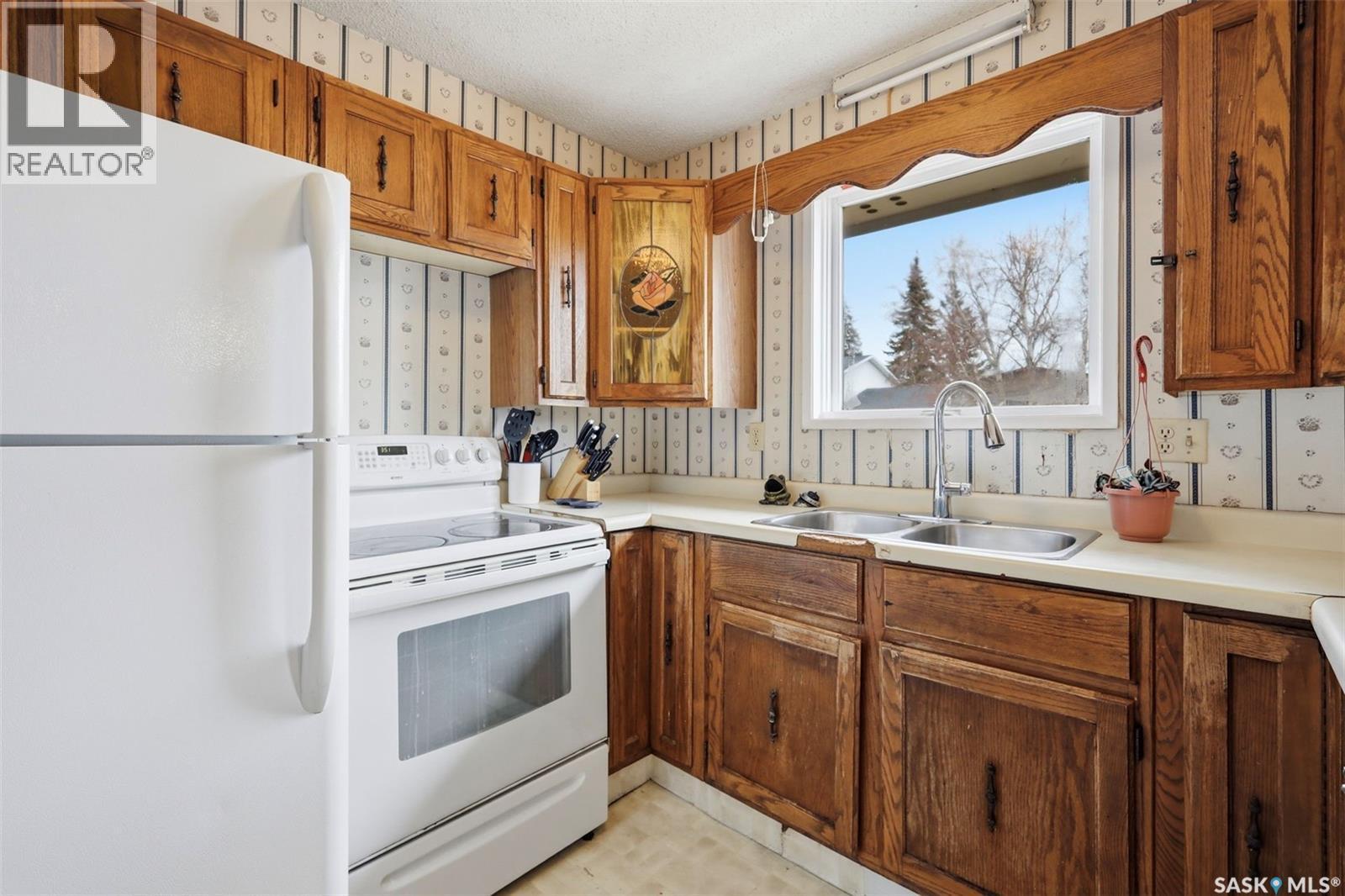 142 Heise Crescent, Saskatoon, SK - Indoor Photo Showing Kitchen With Double Sink