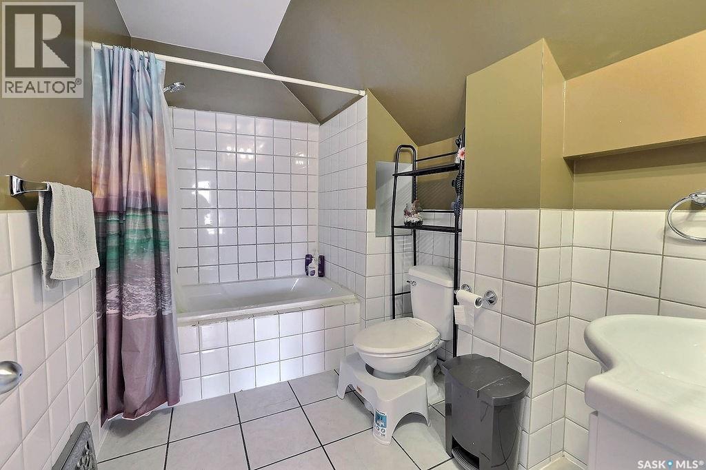 2066 Wallace Street, Regina, SK - Indoor Photo Showing Bathroom