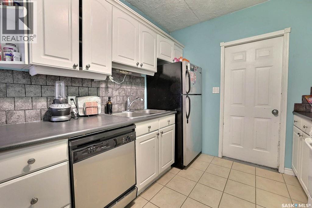 2066 Wallace Street, Regina, SK - Indoor Photo Showing Kitchen With Double Sink
