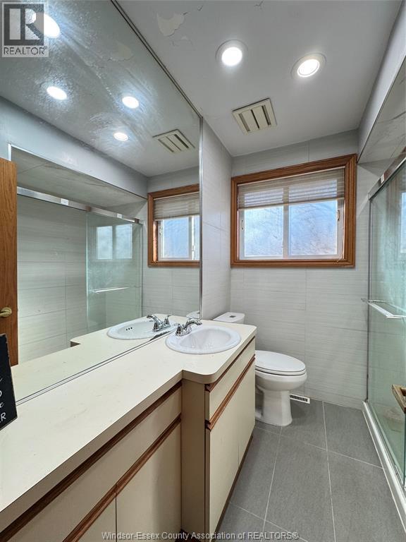 1595 Sun Valley, Windsor, ON - Indoor Photo Showing Bathroom