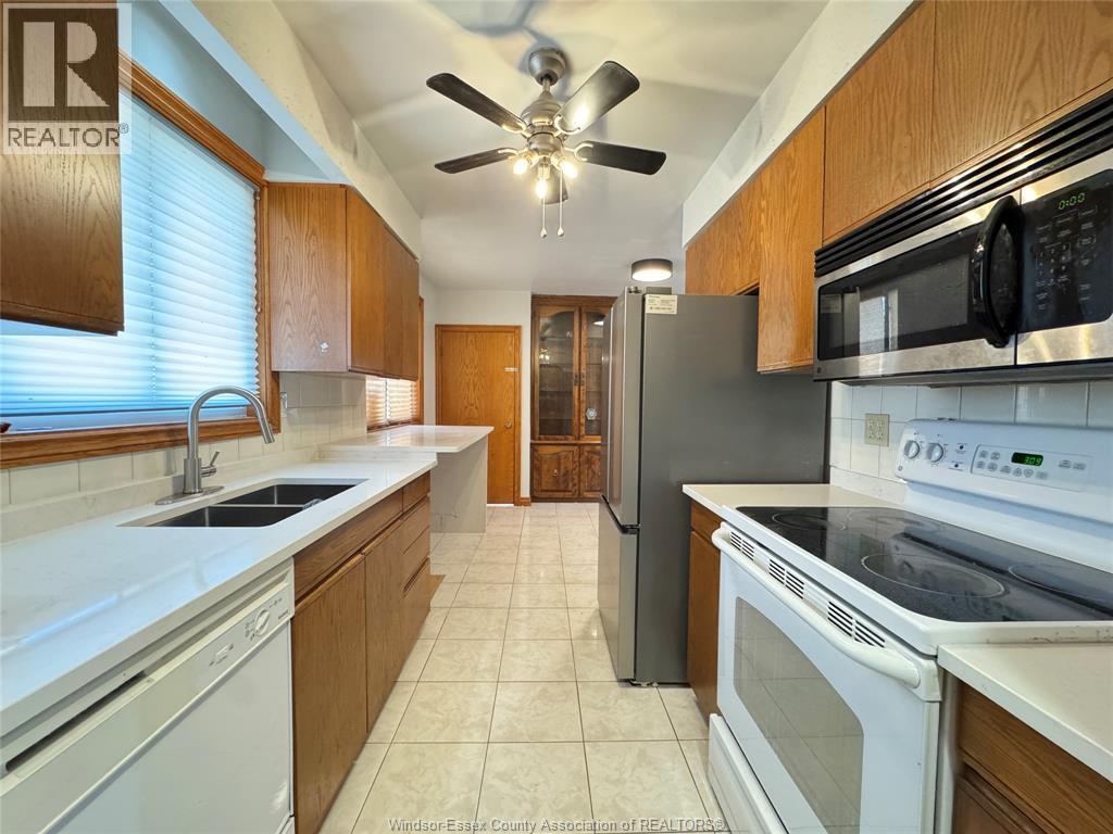 1595 Sun Valley, Windsor, ON - Indoor Photo Showing Kitchen With Double Sink