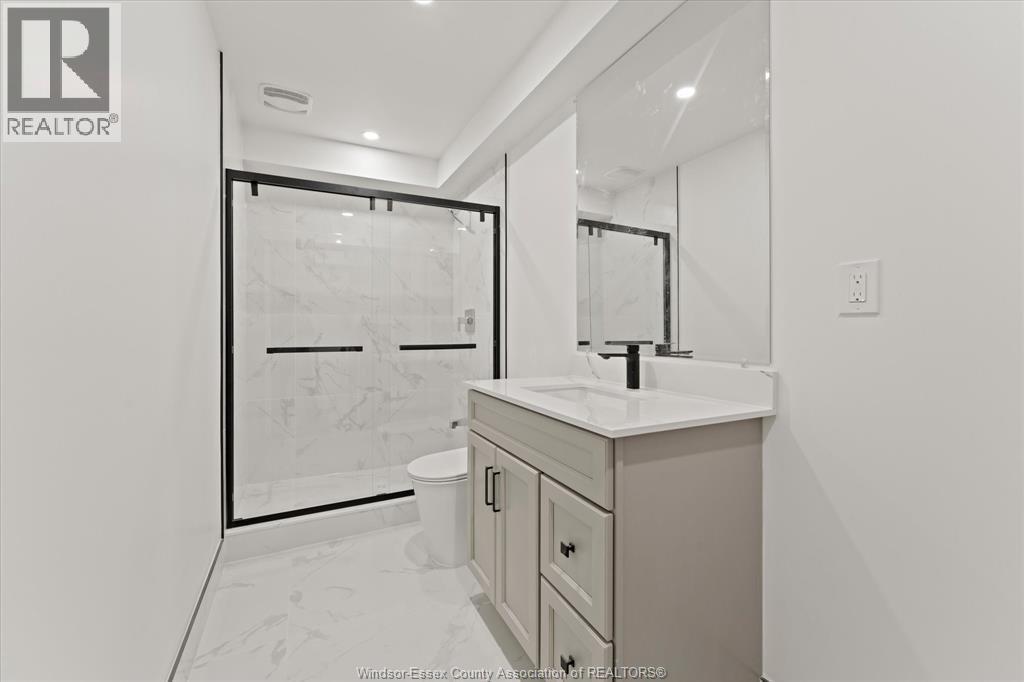 702 Pierre Unit# 6, Windsor, ON - Indoor Photo Showing Bathroom
