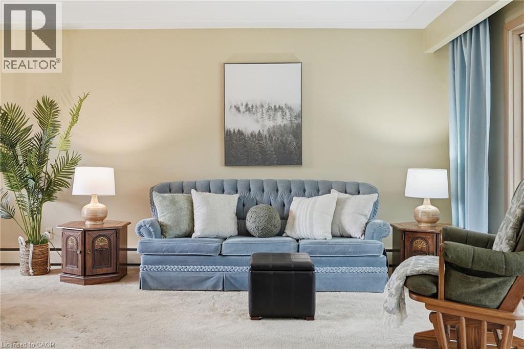 175 Concession 5 E, Waterdown, ON - Indoor Photo Showing Living Room