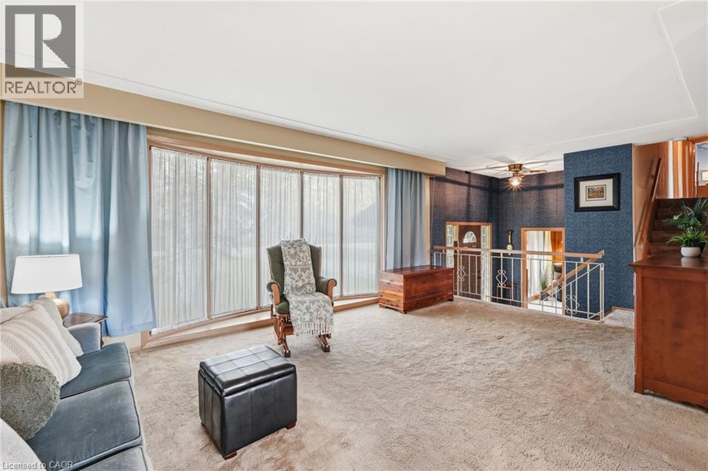 175 Concession 5 E, Waterdown, ON - Indoor Photo Showing Living Room