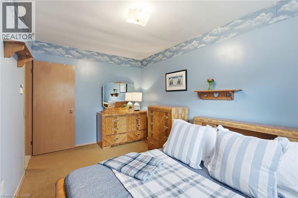 175 Concession 5 E, Waterdown, ON - Indoor Photo Showing Bedroom