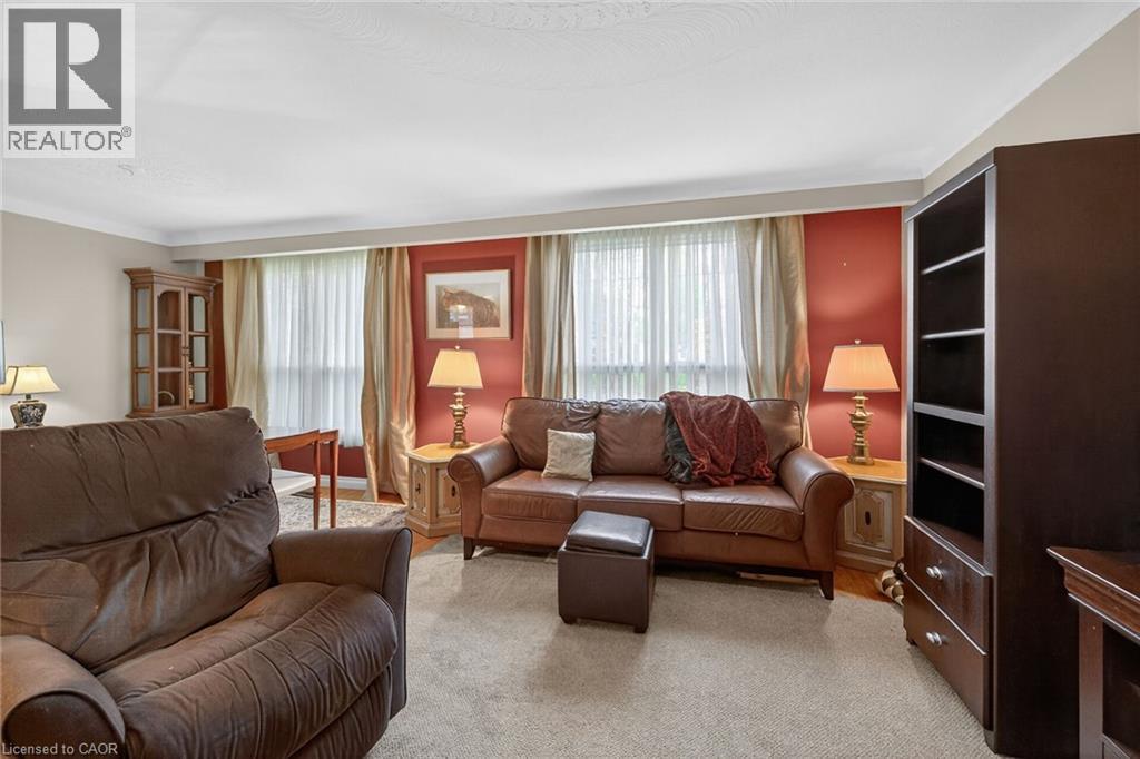 582 Woodview Road, Burlington, ON - Indoor Photo Showing Living Room