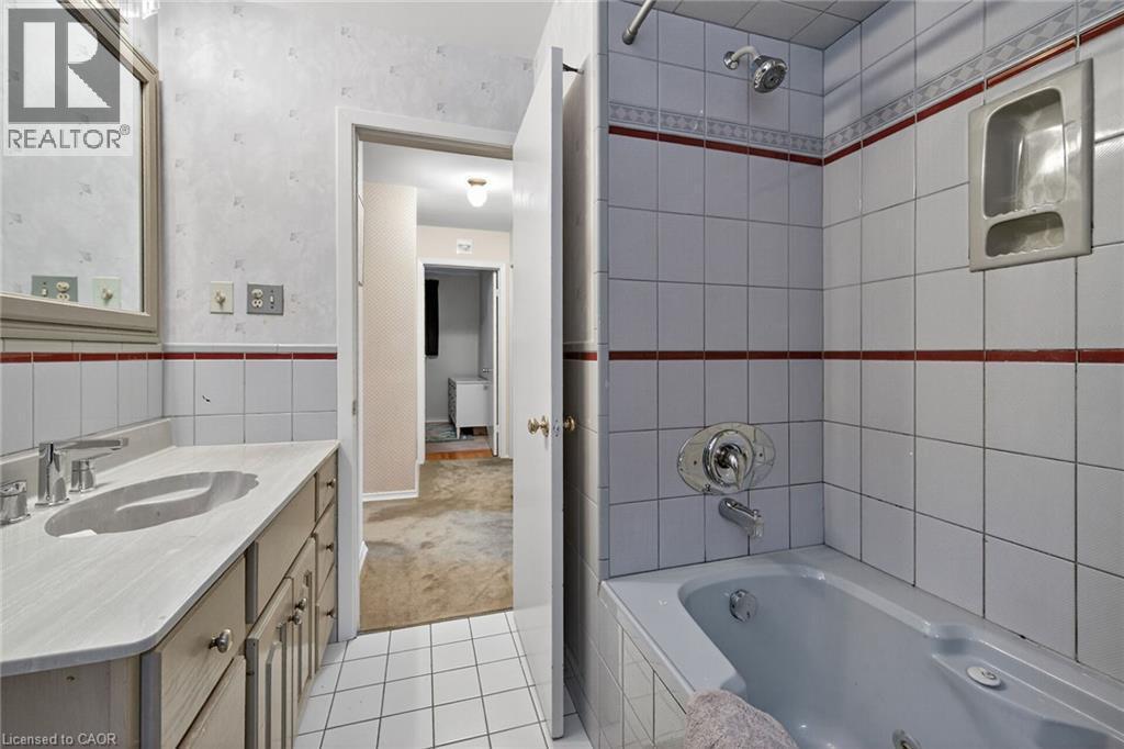 582 Woodview Road, Burlington, ON - Indoor Photo Showing Bathroom