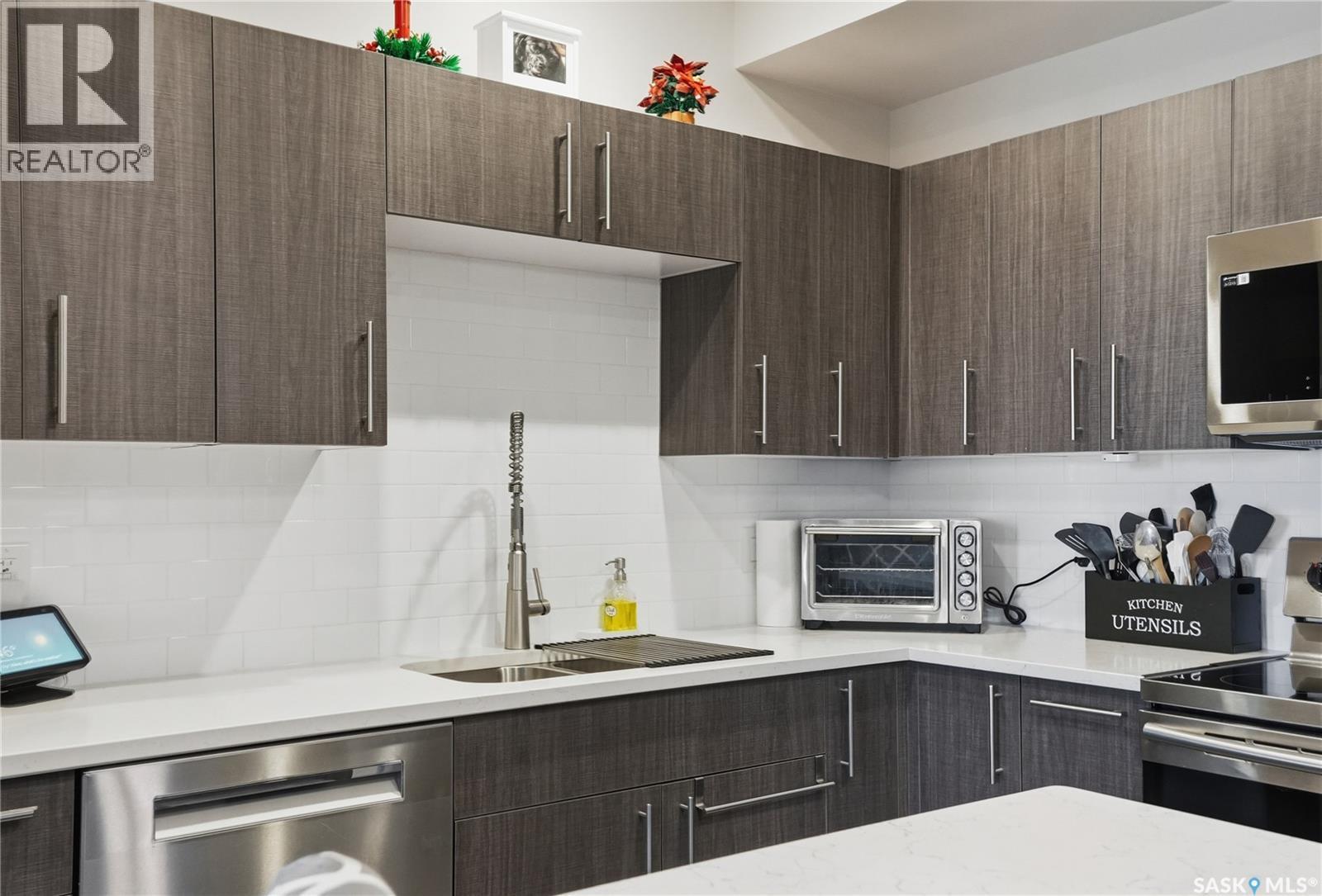 322 142 Pawlychenko Lane, Saskatoon, SK - Indoor Photo Showing Kitchen With Double Sink With Upgraded Kitchen