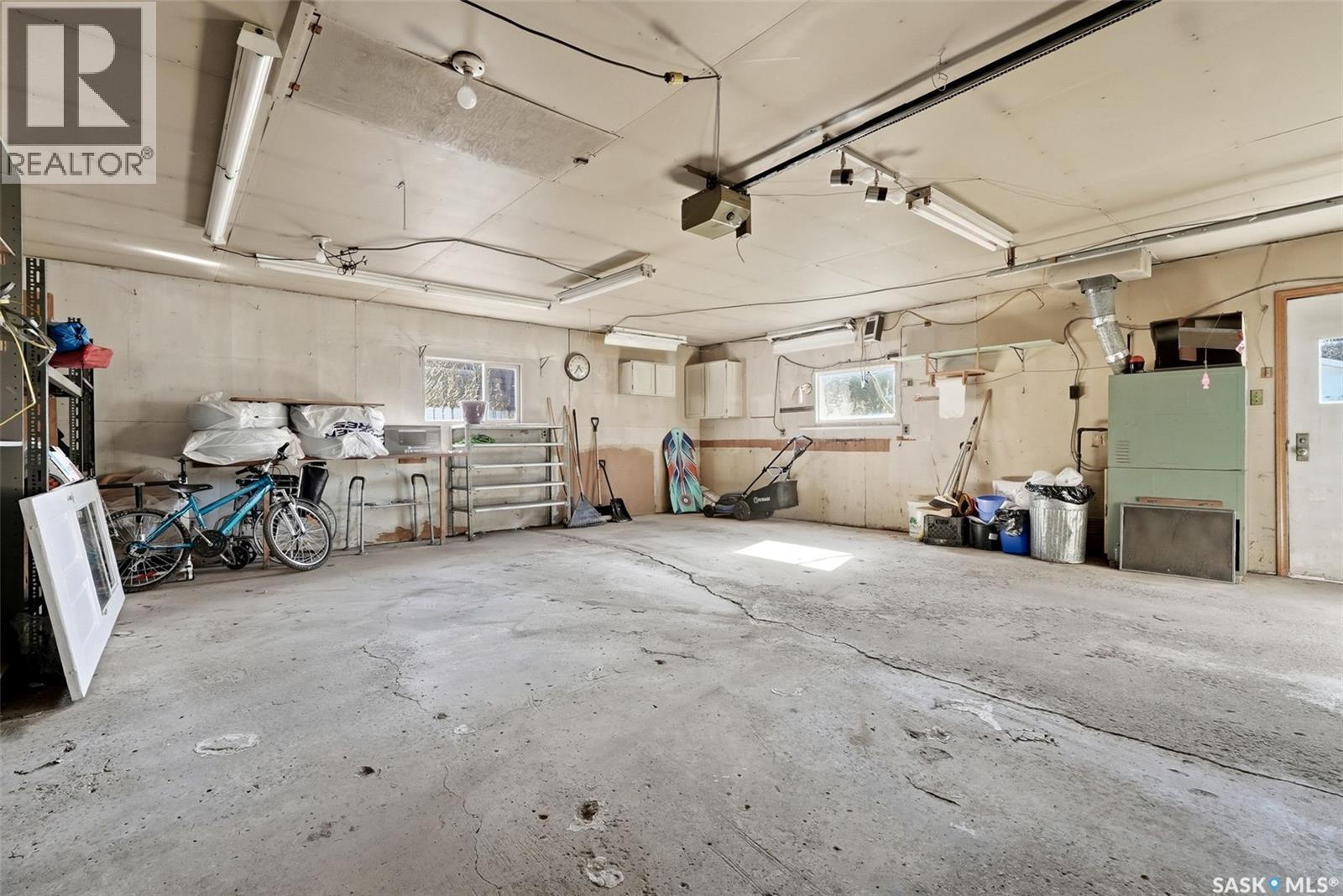 158 Trifunov Crescent, Regina, SK - Indoor Photo Showing Garage