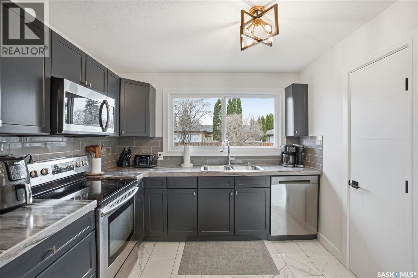 411 Auld Crescent, Saskatoon, SK - Indoor Photo Showing Kitchen With Double Sink