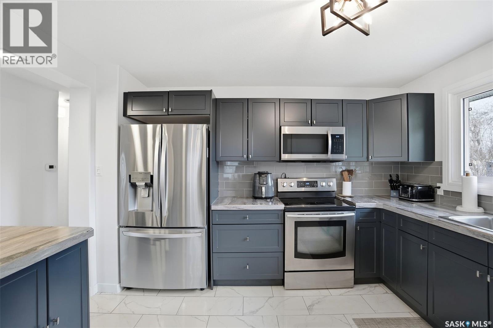 411 Auld Crescent, Saskatoon, SK - Indoor Photo Showing Kitchen