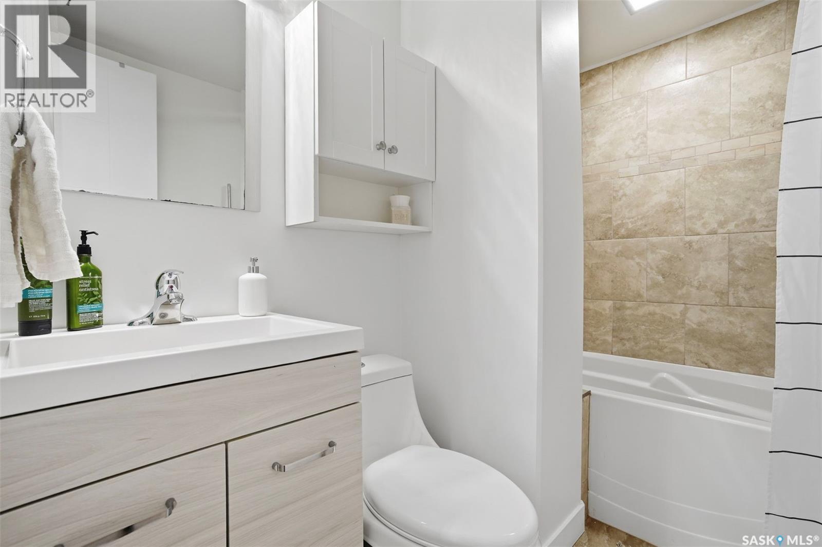 411 Auld Crescent, Saskatoon, SK - Indoor Photo Showing Bathroom