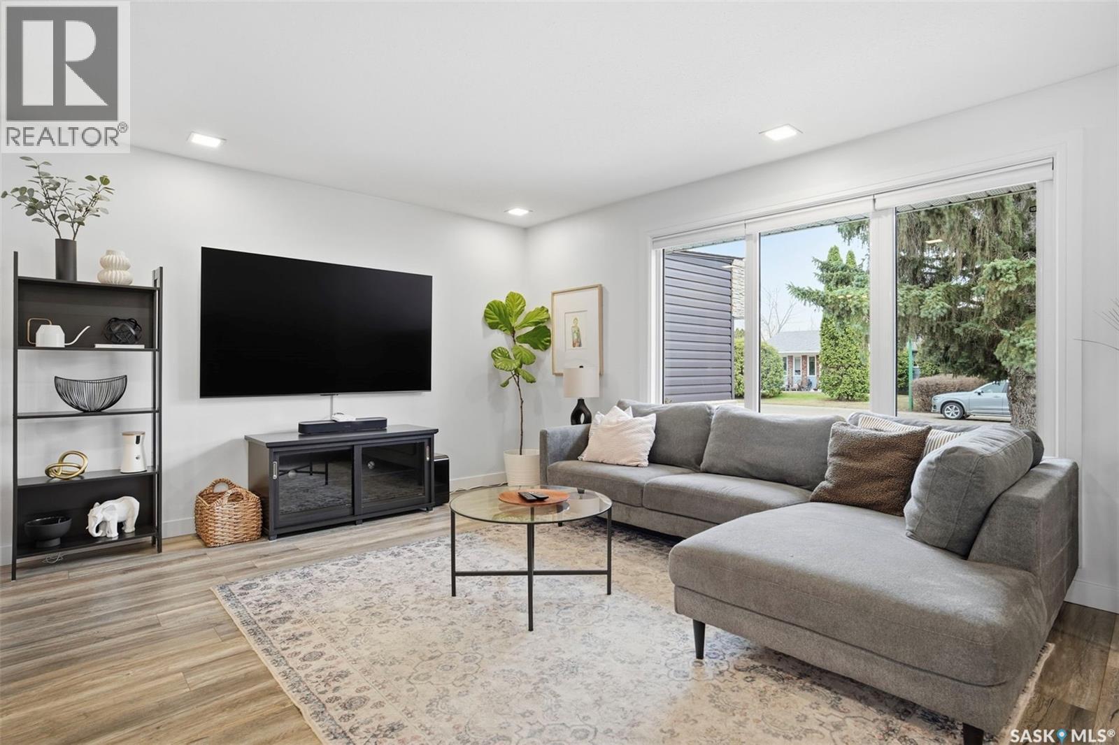 411 Auld Crescent, Saskatoon, SK - Indoor Photo Showing Living Room