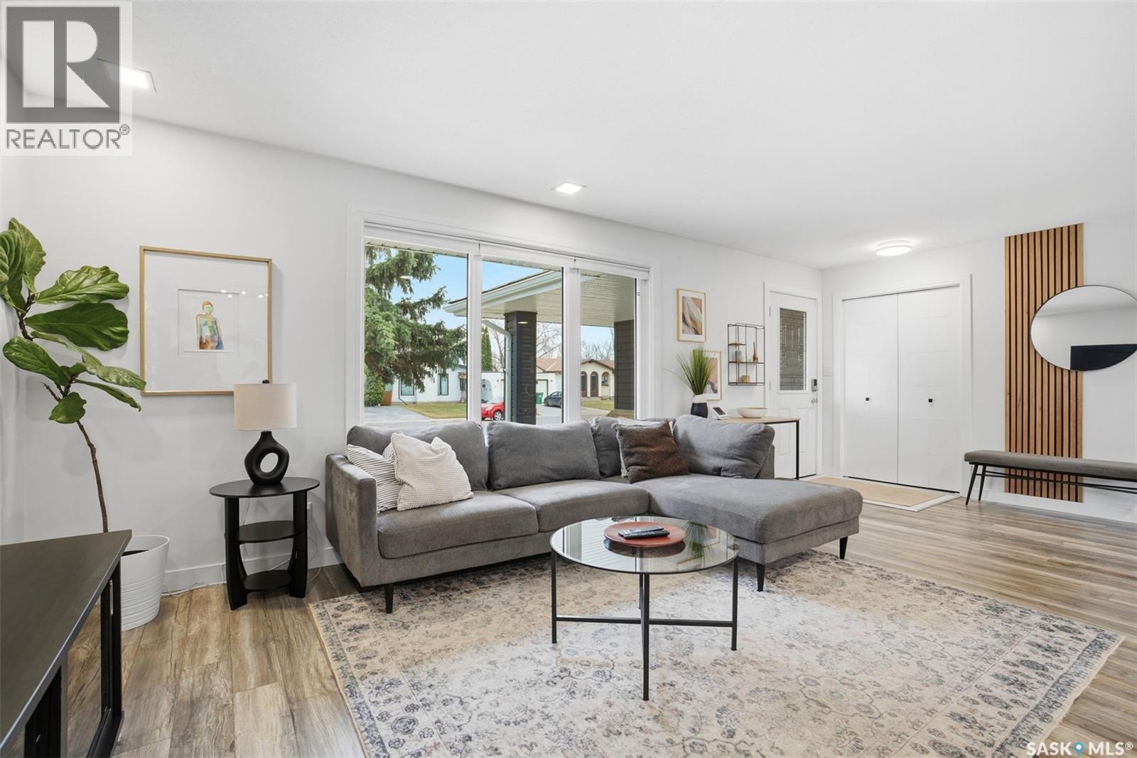 411 Auld Crescent, Saskatoon, SK - Indoor Photo Showing Living Room