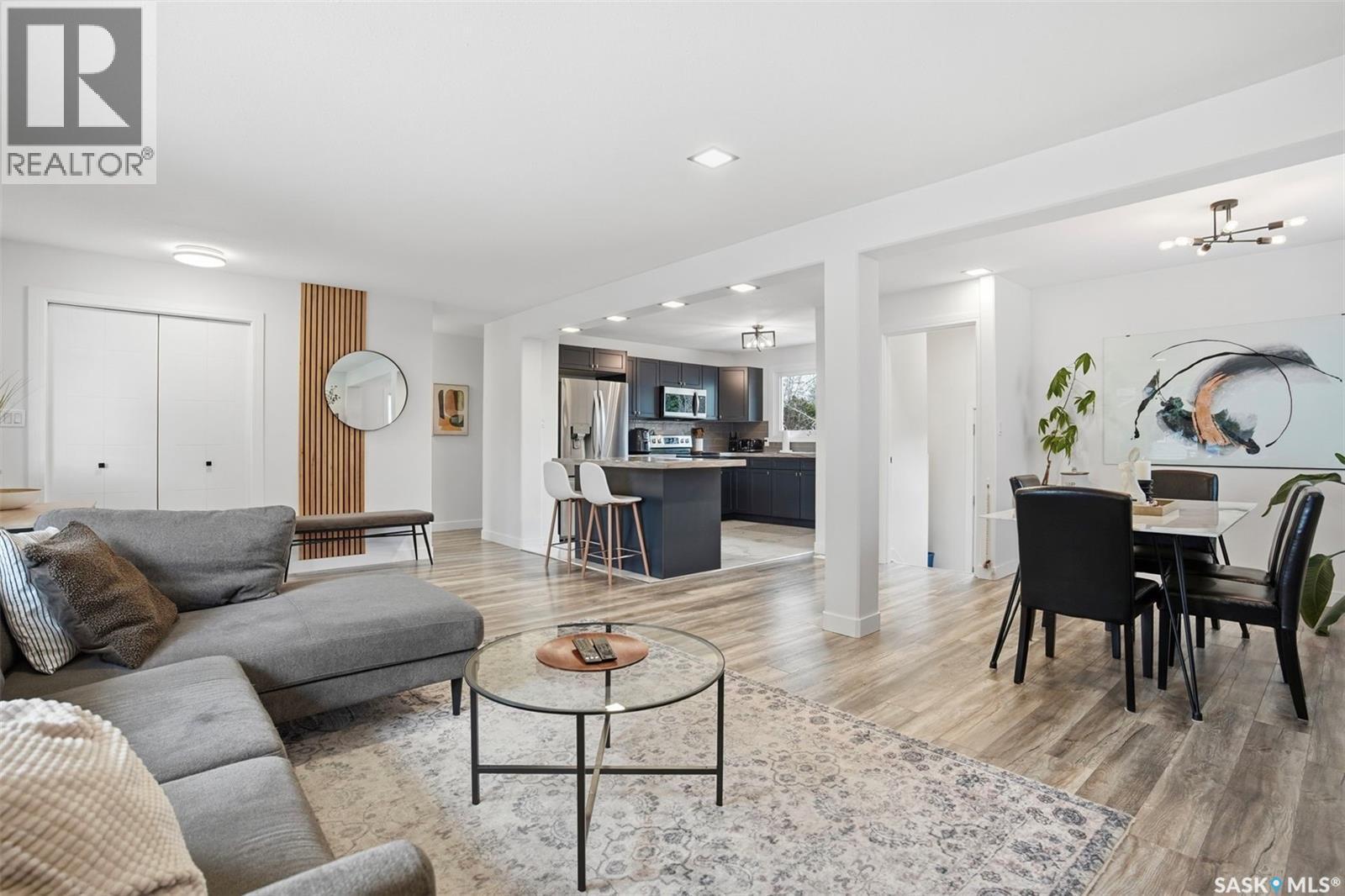 411 Auld Crescent, Saskatoon, SK - Indoor Photo Showing Living Room