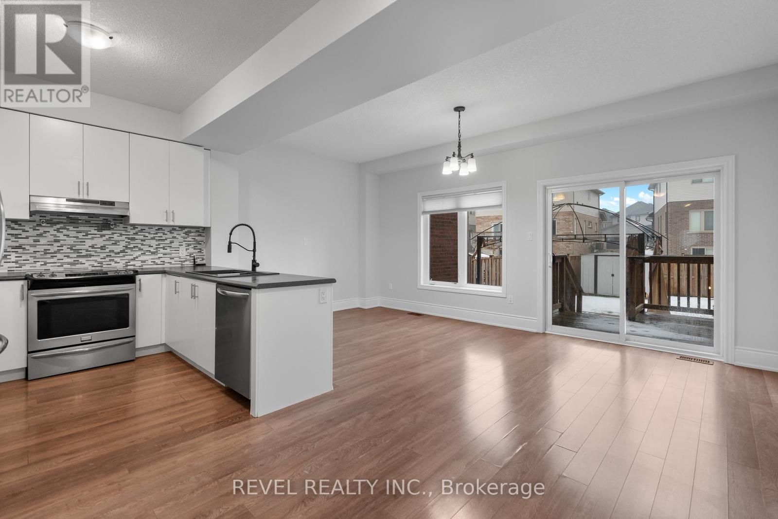 35 Sunset Way, Thorold, ON - Indoor Photo Showing Kitchen With Upgraded Kitchen