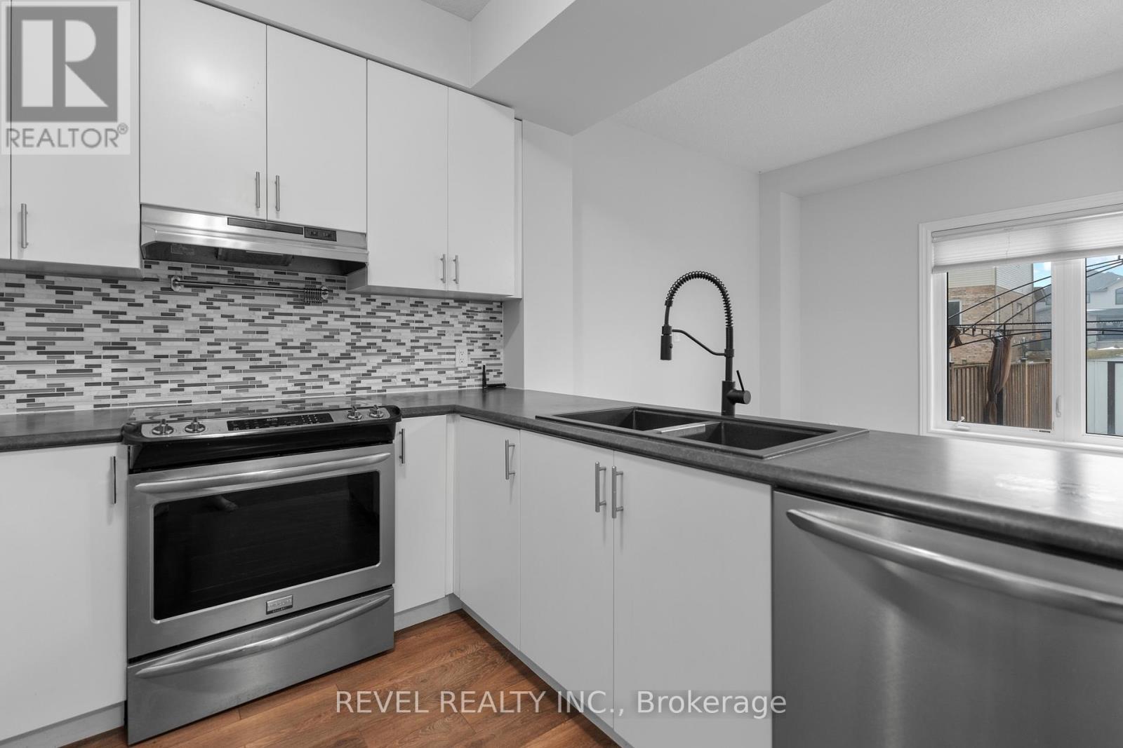 35 Sunset Way, Thorold, ON - Indoor Photo Showing Kitchen With Double Sink With Upgraded Kitchen