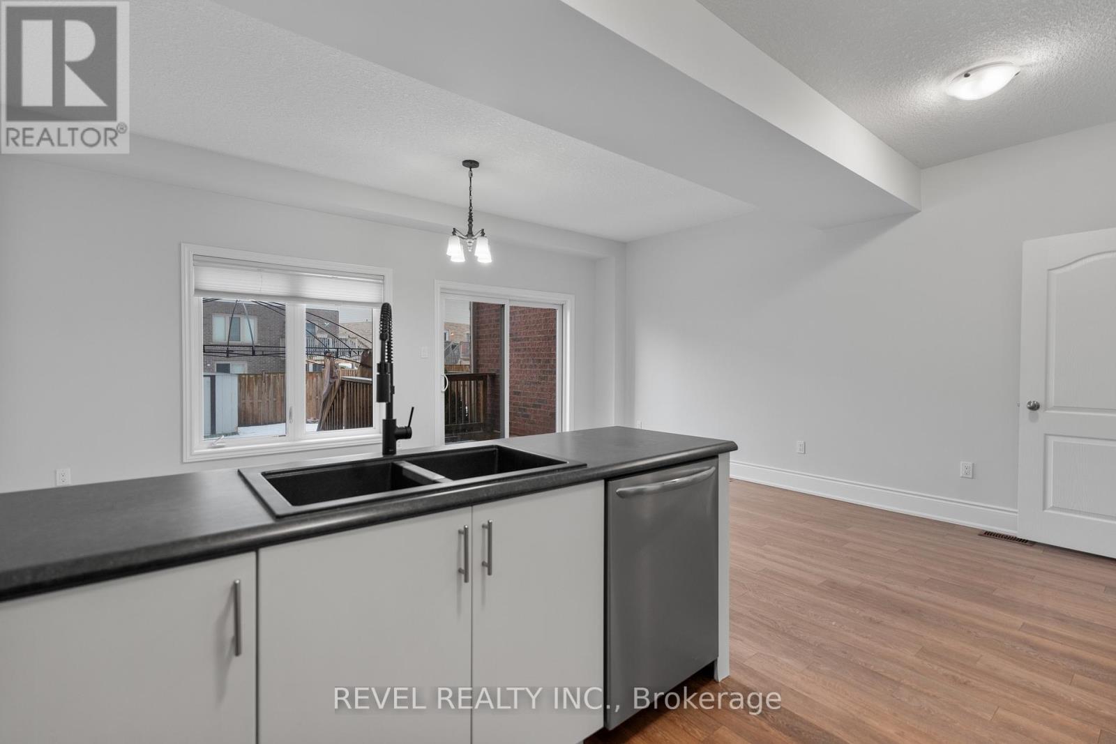35 Sunset Way, Thorold, ON - Indoor Photo Showing Kitchen With Double Sink