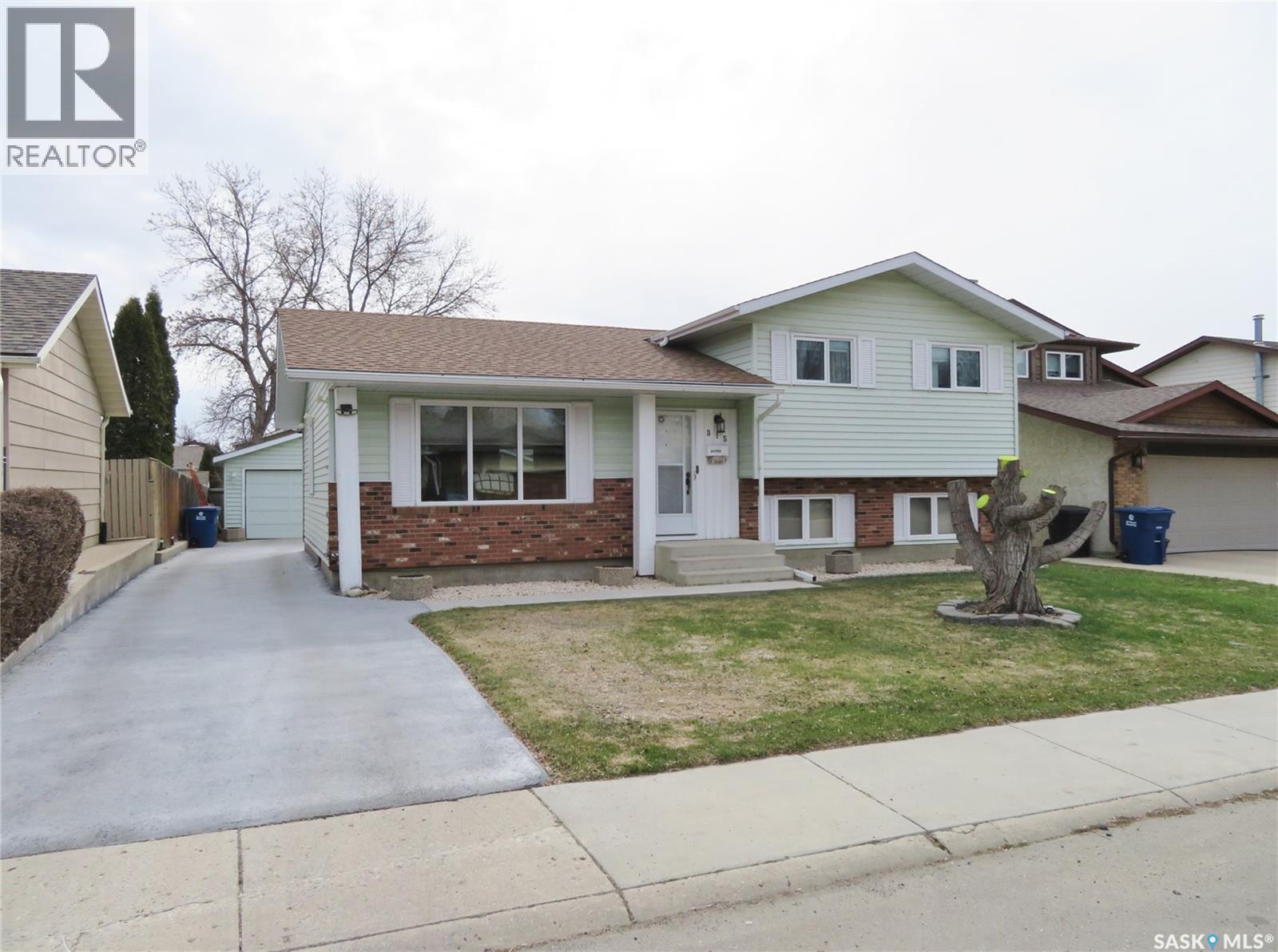 315 Benesh Crescent, Saskatoon, SK - Outdoor With Facade