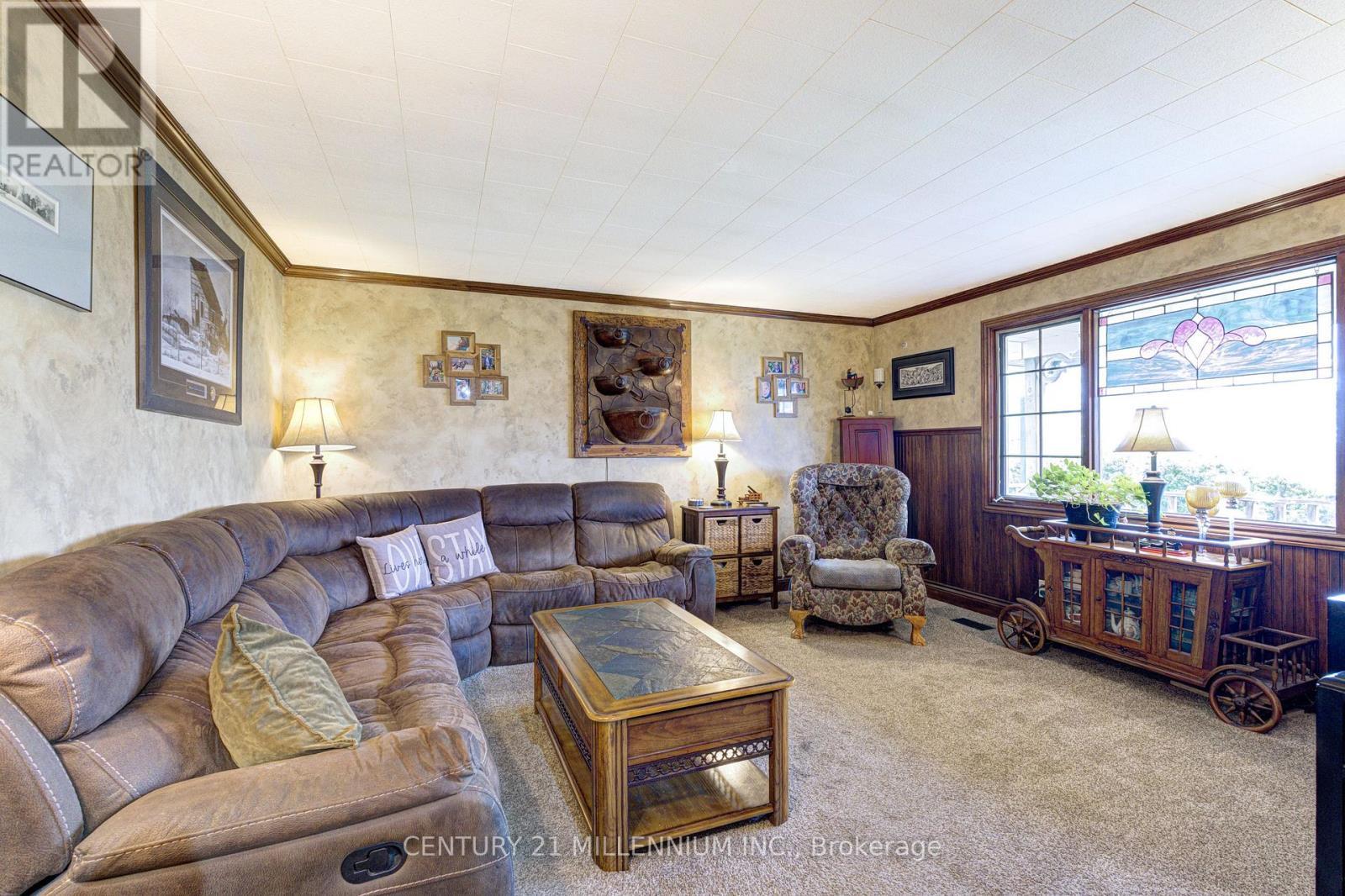 6046 3Rd Line, Essa, ON - Indoor Photo Showing Living Room