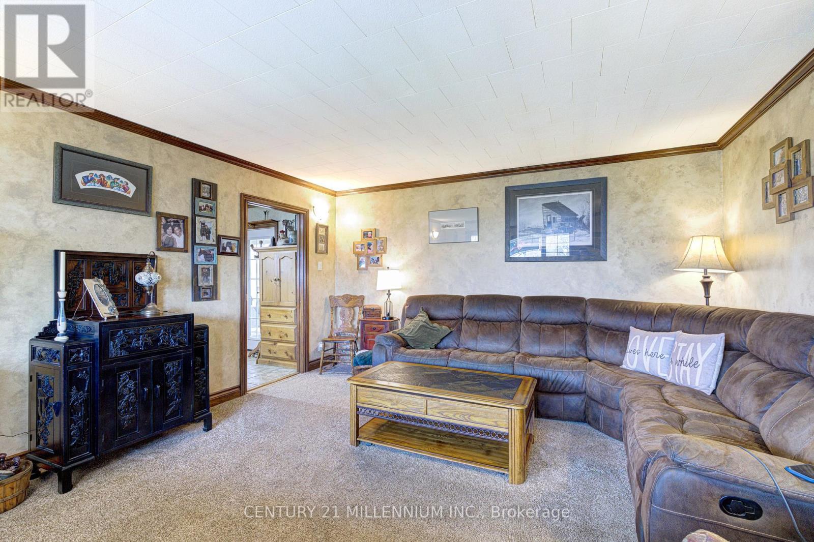 6046 3Rd Line, Essa, ON - Indoor Photo Showing Living Room