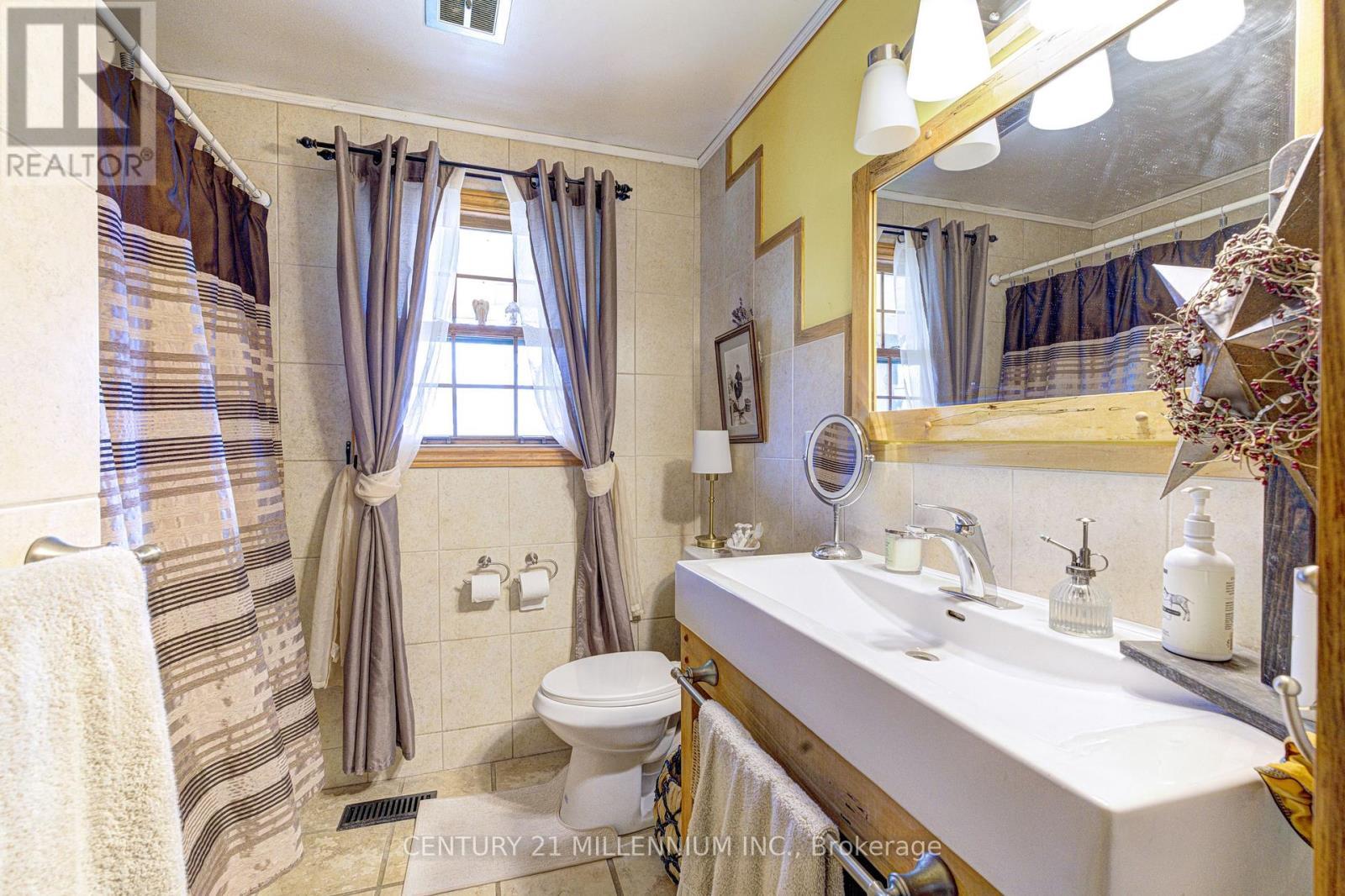 6046 3Rd Line, Essa, ON - Indoor Photo Showing Bathroom