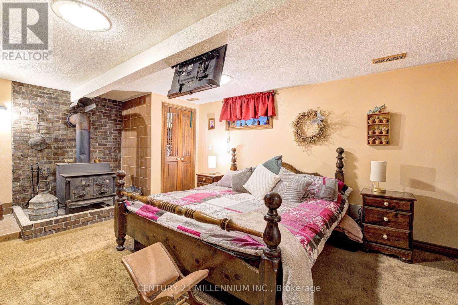 6046 3Rd Line, Essa, ON - Indoor Photo Showing Bedroom