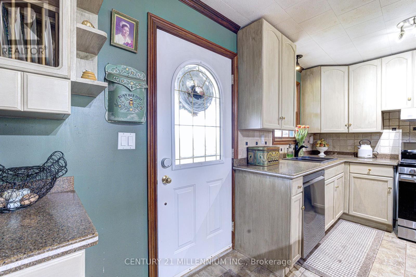 6046 3Rd Line, Essa, ON - Indoor Photo Showing Kitchen