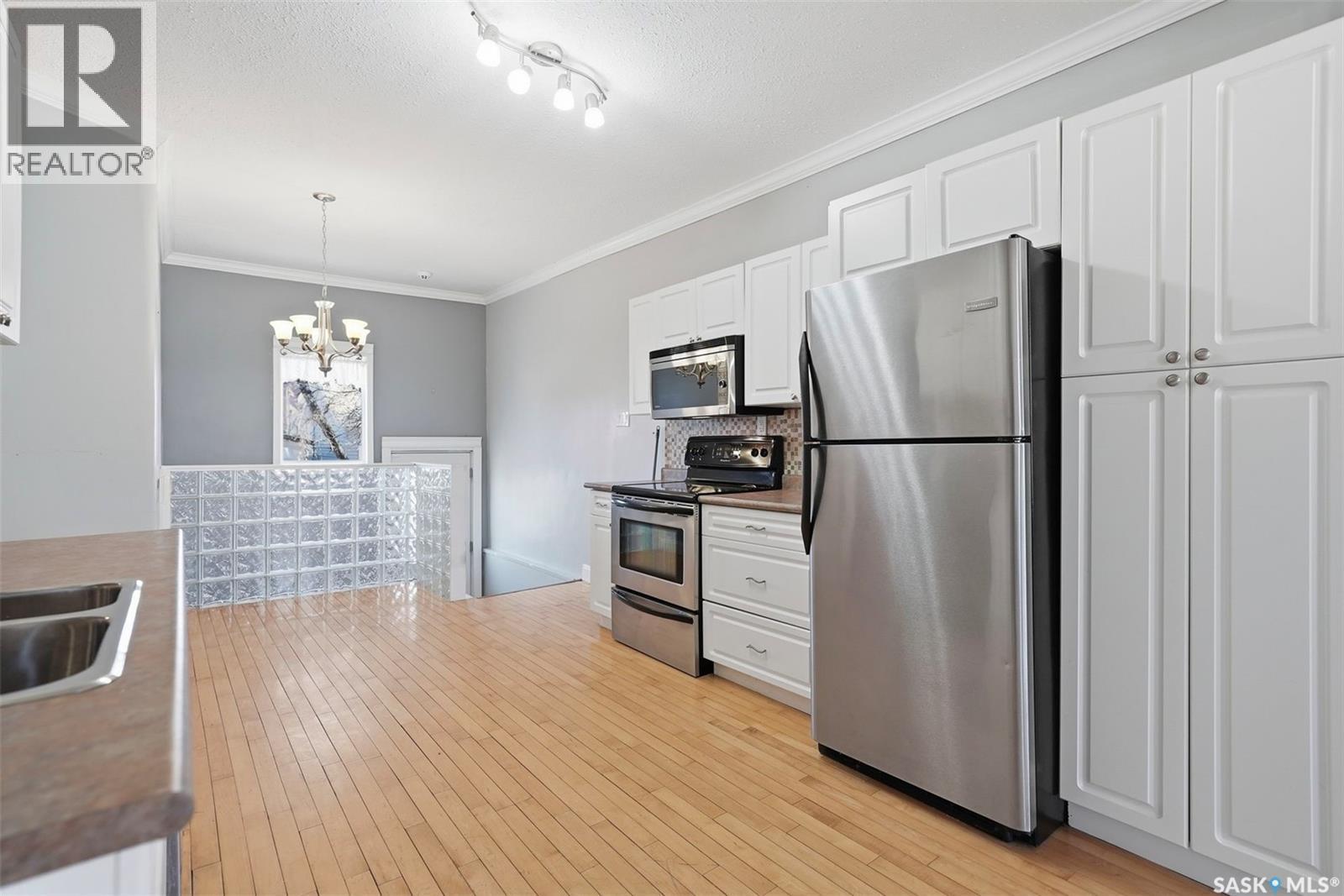 404 D Avenue S, Saskatoon, SK - Indoor Photo Showing Kitchen With Double Sink