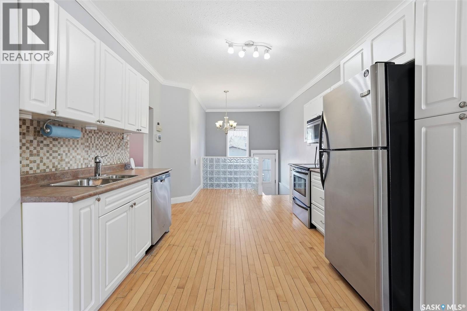 404 D Avenue S, Saskatoon, SK - Indoor Photo Showing Kitchen With Double Sink