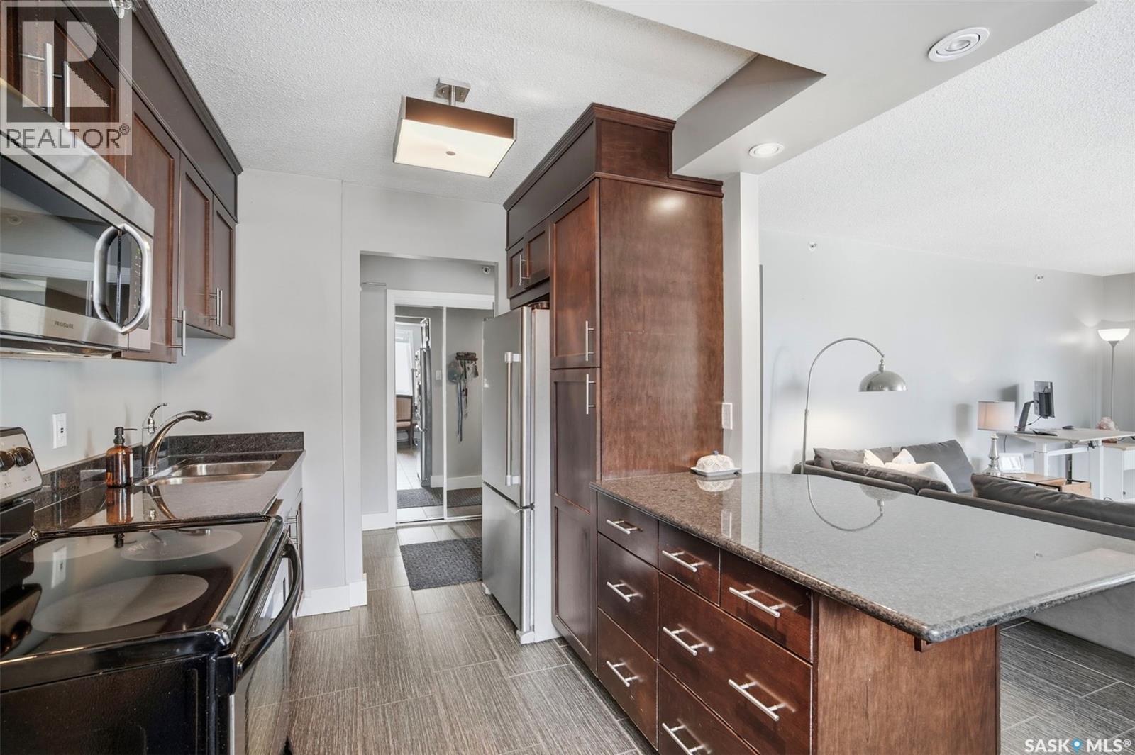 302 320 5Th Avenue N, Saskatoon, SK - Indoor Photo Showing Kitchen With Upgraded Kitchen