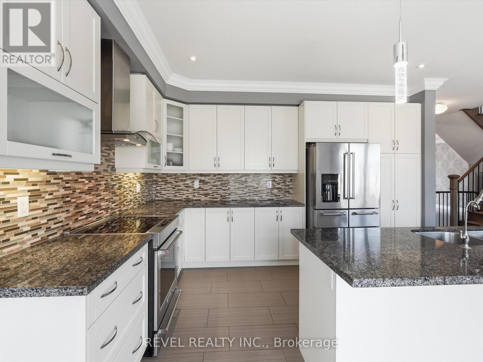 17 Mount Crescent, Essa, ON - Indoor Photo Showing Kitchen With Upgraded Kitchen